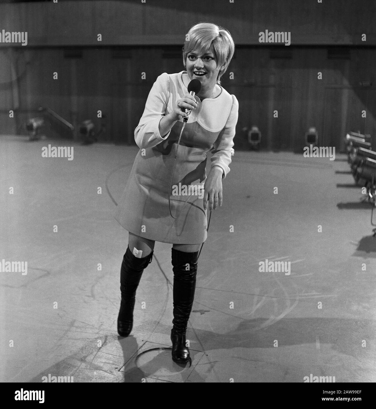 Rita Pavone, italienische Schlagersängerin, Amburgo, Deutschland 1960er Jahre. Cantante italiana Rita Pavone ad Amburgo, Germania 1960s. Foto Stock