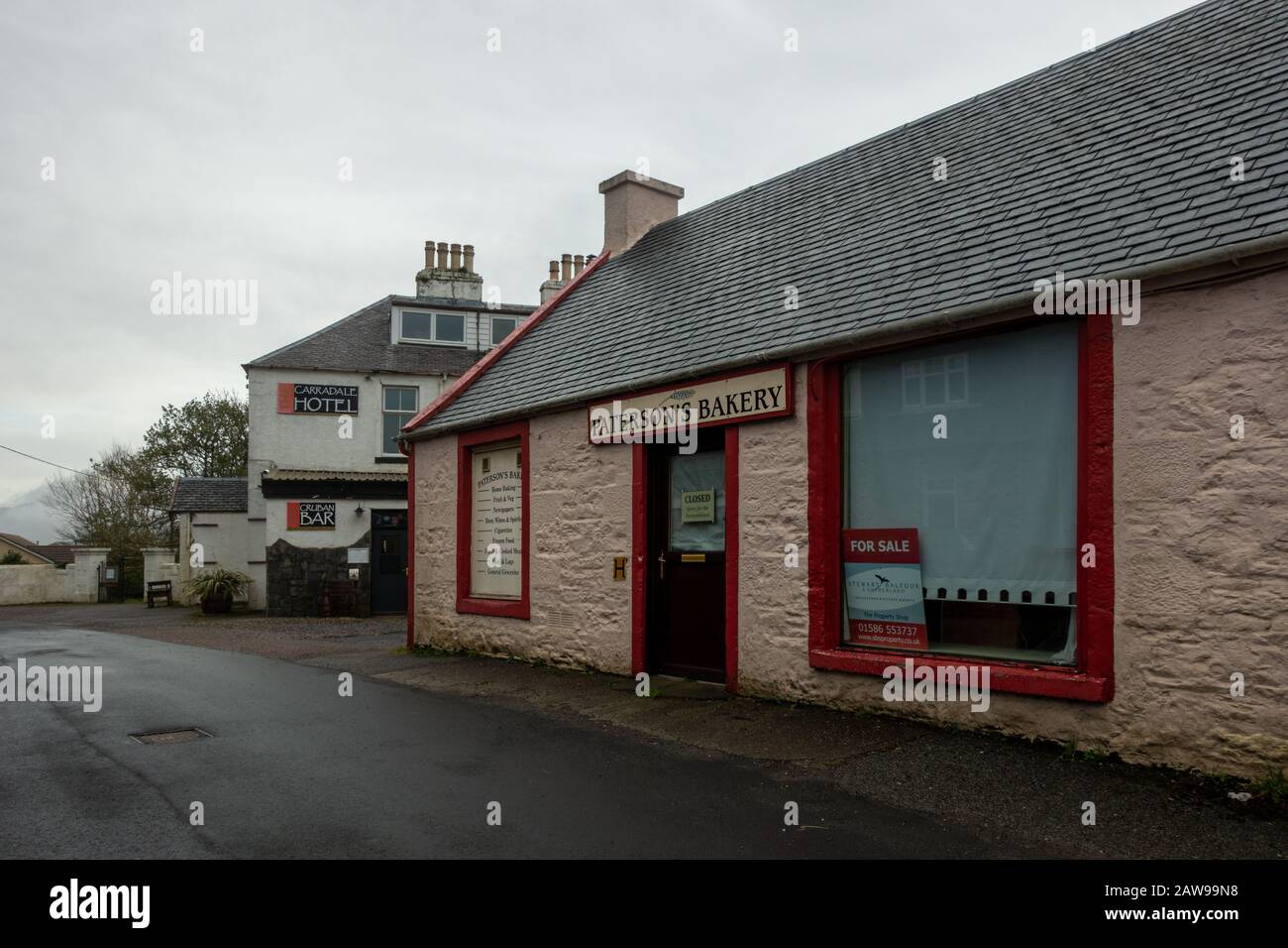 Villaggio remoto, Carradale, in Argyll Scozia con negozio chiuso di villaggio con insufficiente commercio, Regno Unito Foto Stock