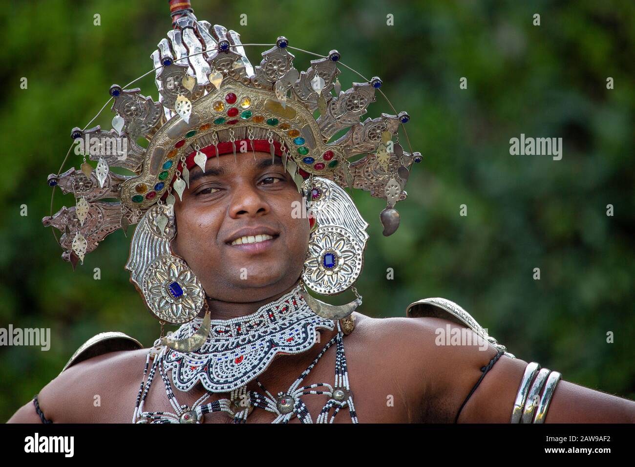 Ballerina locale in costumi tradizionali a Kandy, Sri Lanka Foto Stock