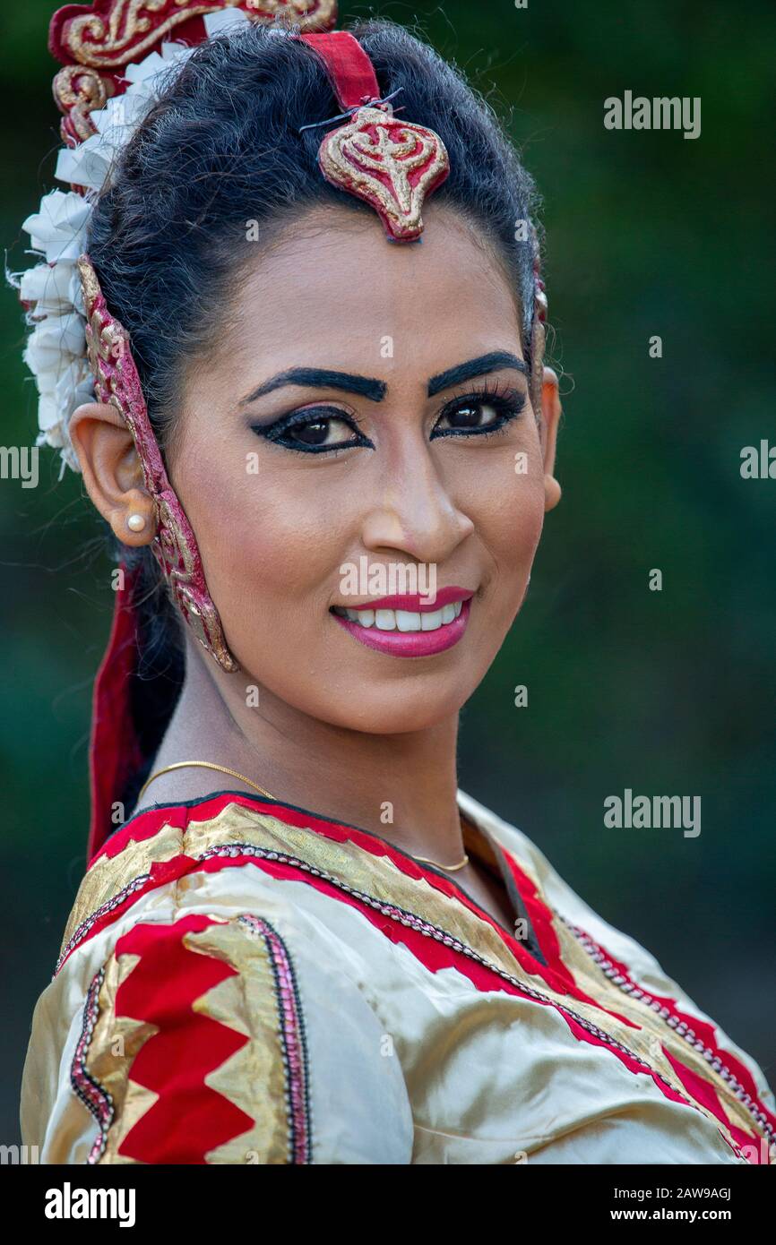 Ballerini locali in costumi tradizionali a Kandy, Sri Lanka Foto Stock