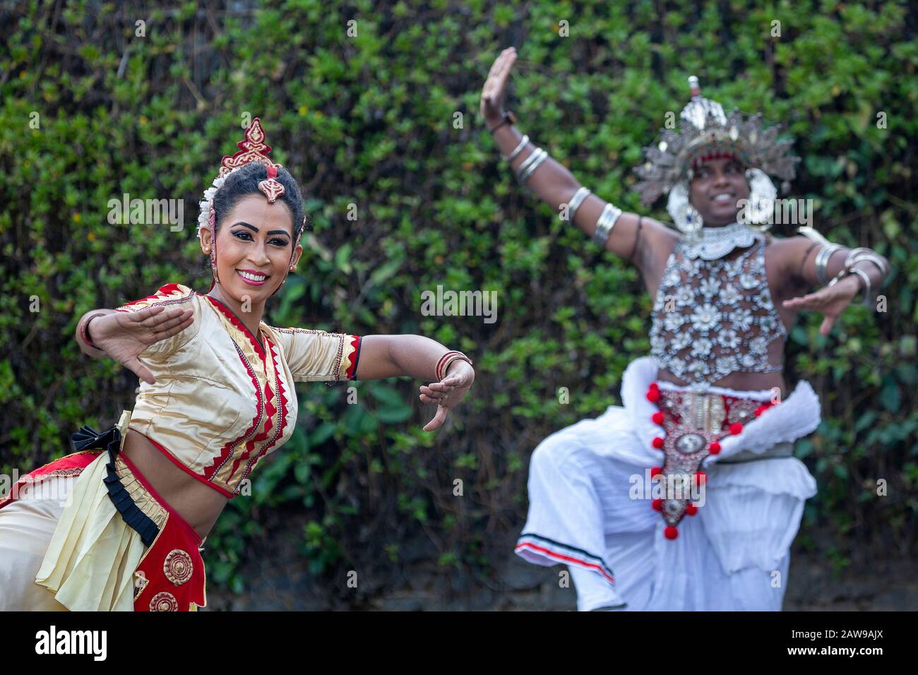 Ballerini locali in costumi tradizionali a Kandy, Sri Lanka Foto Stock