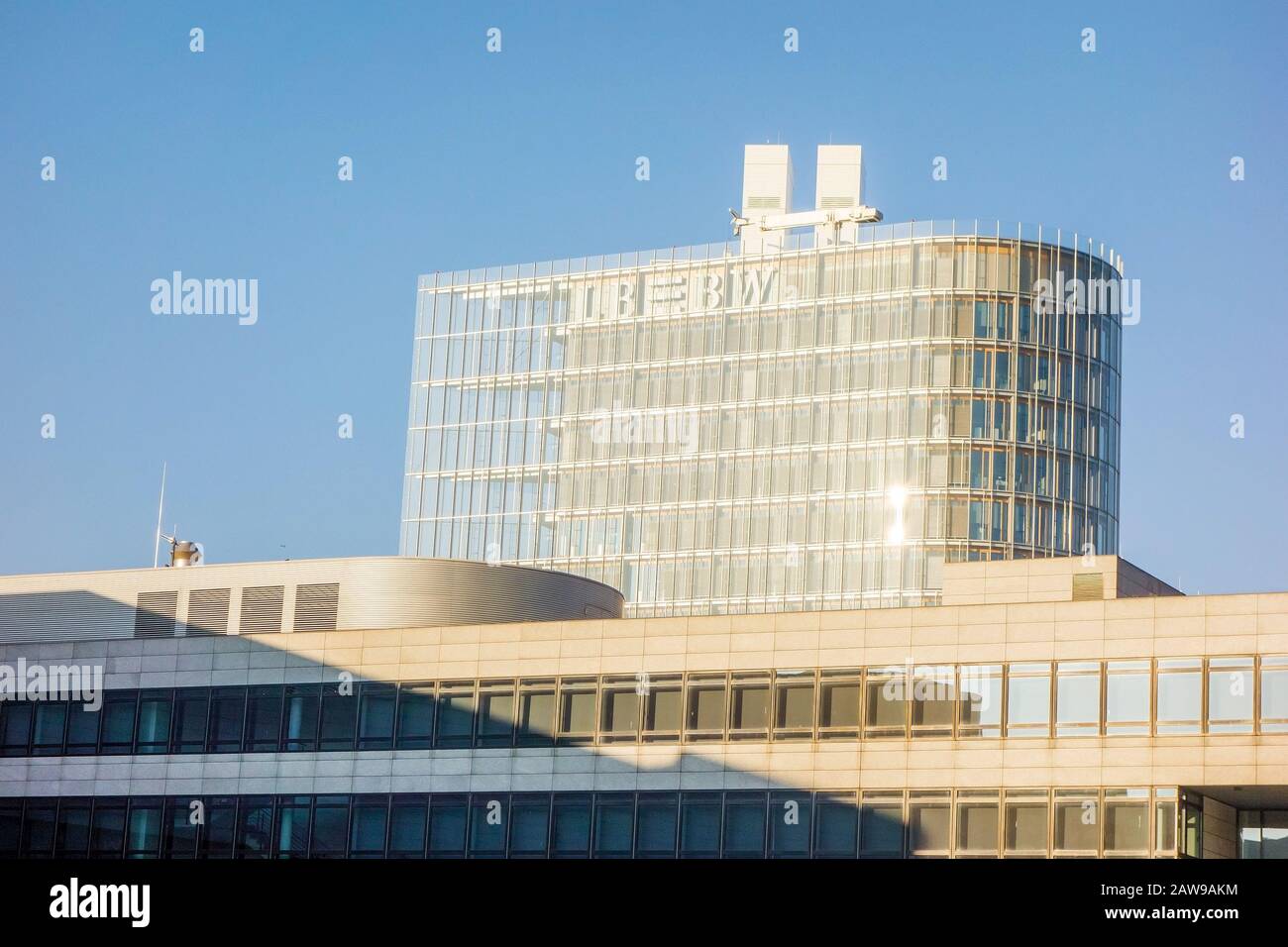 Stoccarda, Germania - 1 novembre 2013: LBBW (Regional state Bank of Baden-Wurttemberg) edificio Stoccarda - edificio moderno con facciata in vetro al piano Foto Stock