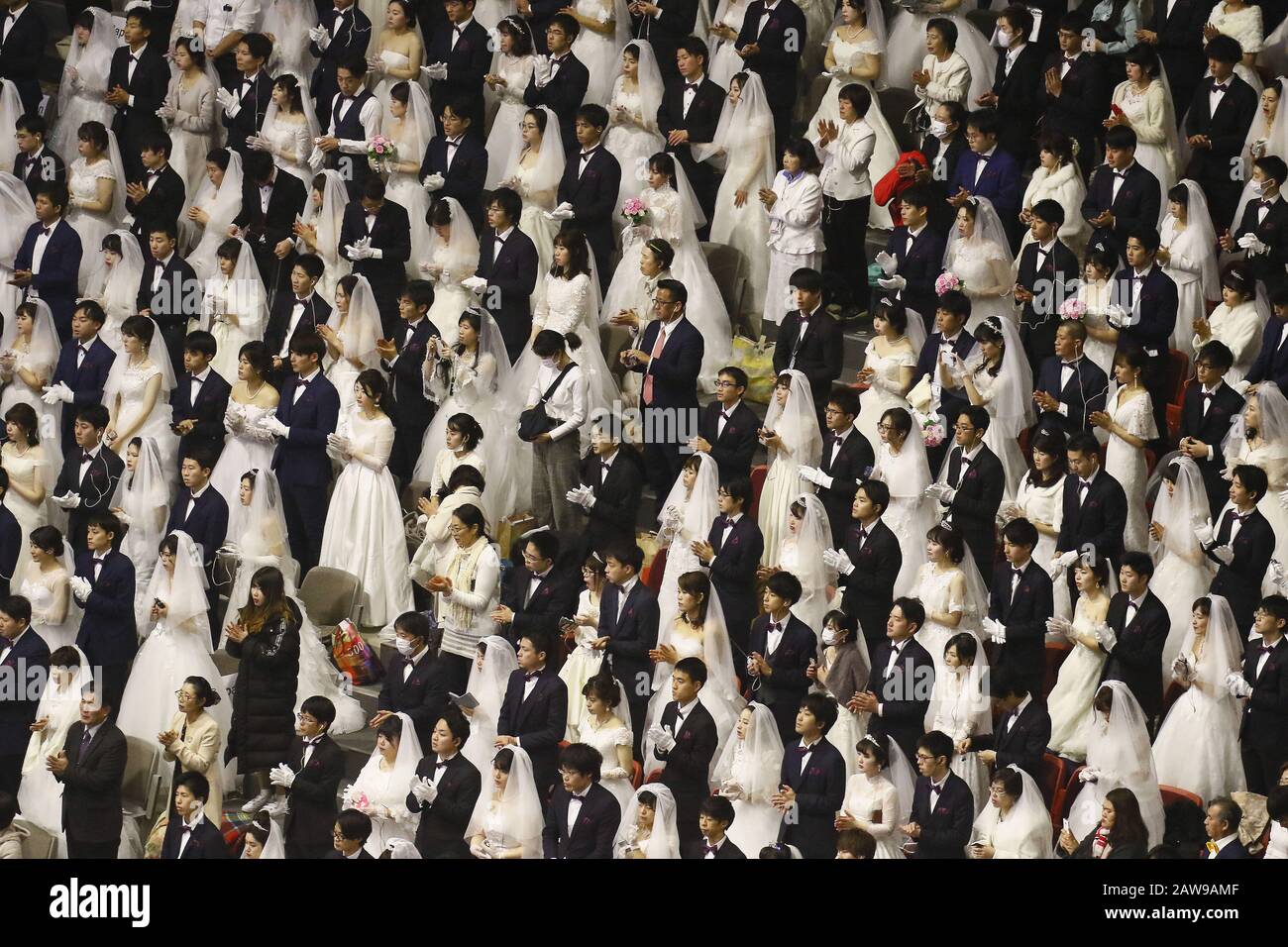 Gapyeong, Corea Del Sud. 7th Feb, 2020. Migliaia di coppie partecipano a un matrimonio di massa della Federazione Familiare per la Pace e l'unificazione Mondiale, comunemente conosciuta come la Chiesa dell'unificazione, al Cheongshim Peace World Center di Gapyeong-Gun, Corea del Sud. Credit: Ryu Seung-Il/Zuma Wire/Alamy Live News Foto Stock