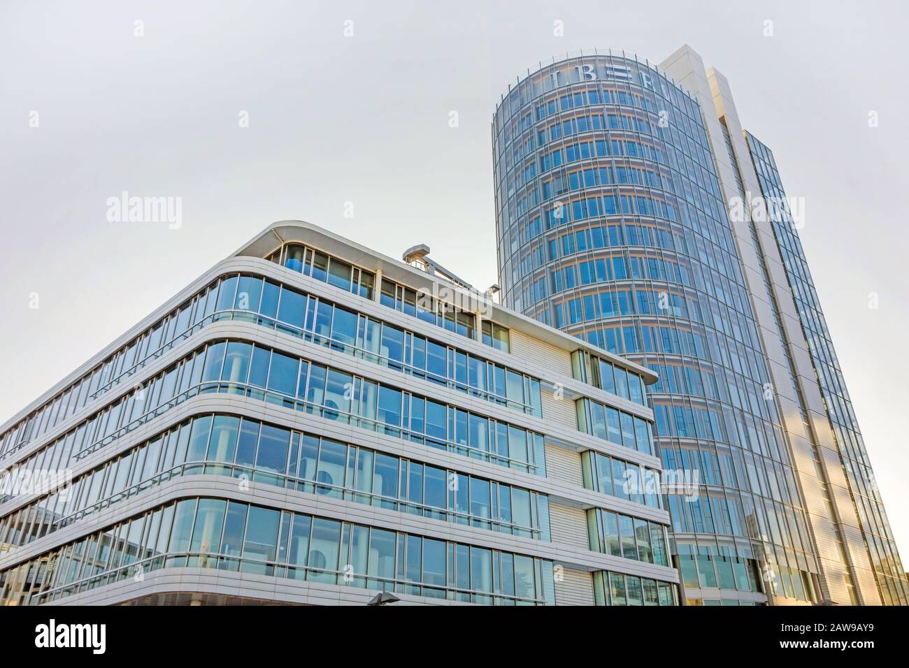 Stoccarda, Germania - 1 novembre 2015: Edificio LBBW (Banca regionale di Baden-Wurttemberg) di Stoccarda - edificio moderno con facciata in vetro al piano Foto Stock