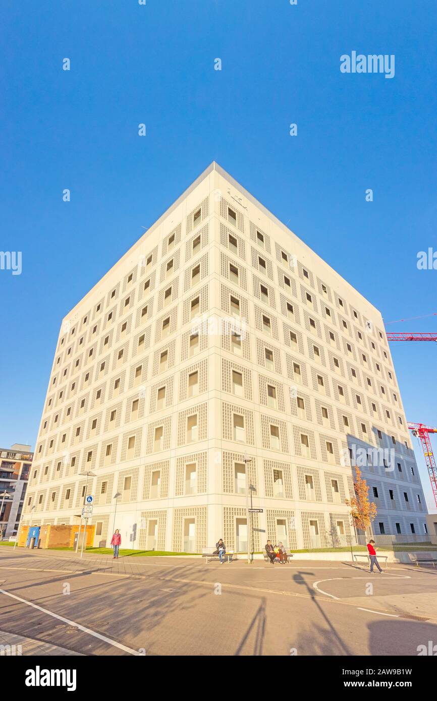 Stoccarda, Germania - 1° novembre 2015: La nuova biblioteca pubblica municipale di Stoccarda, Germania - vista esterna. Fornisce più di 500.000 libri. It Foto Stock