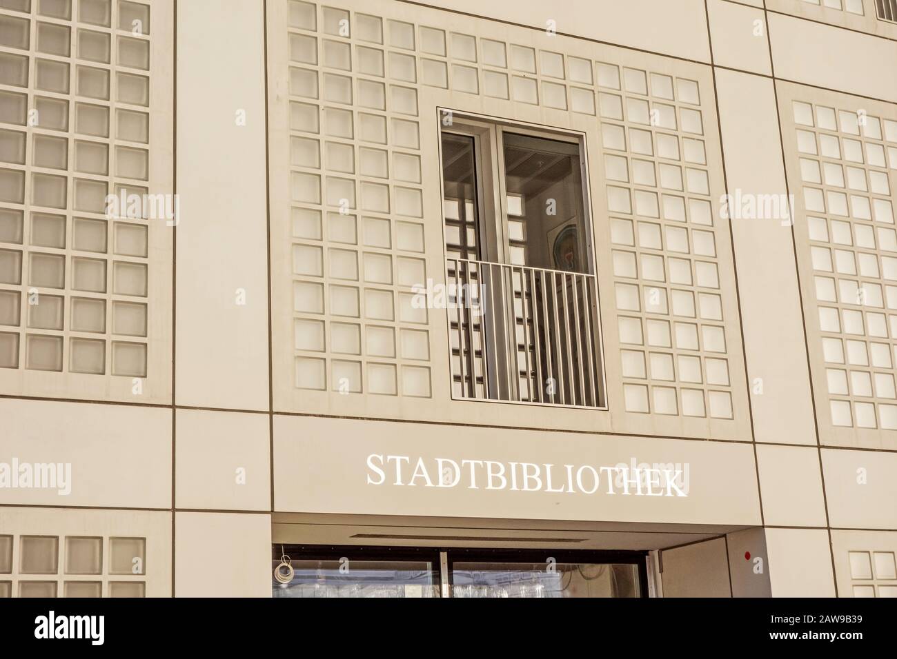 Stoccarda, Germania - 1° novembre 2015: La nuova biblioteca pubblica municipale di Stoccarda, Germania - vista esterna. Fornisce più di 500.000 libri. It Foto Stock