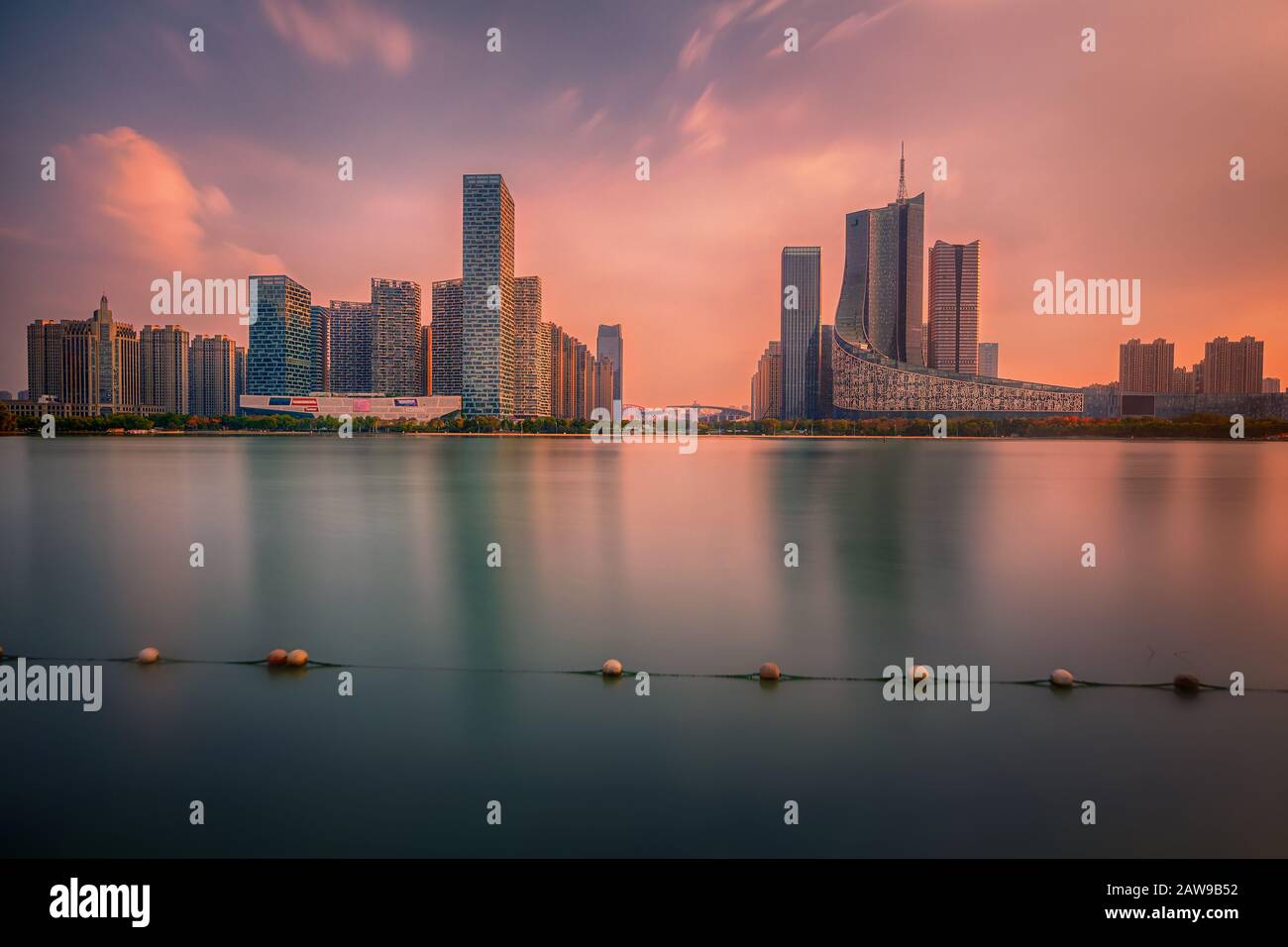 Tramonto sul quartiere finanziario di Swan Lake, Hefei città, Cina Foto Stock