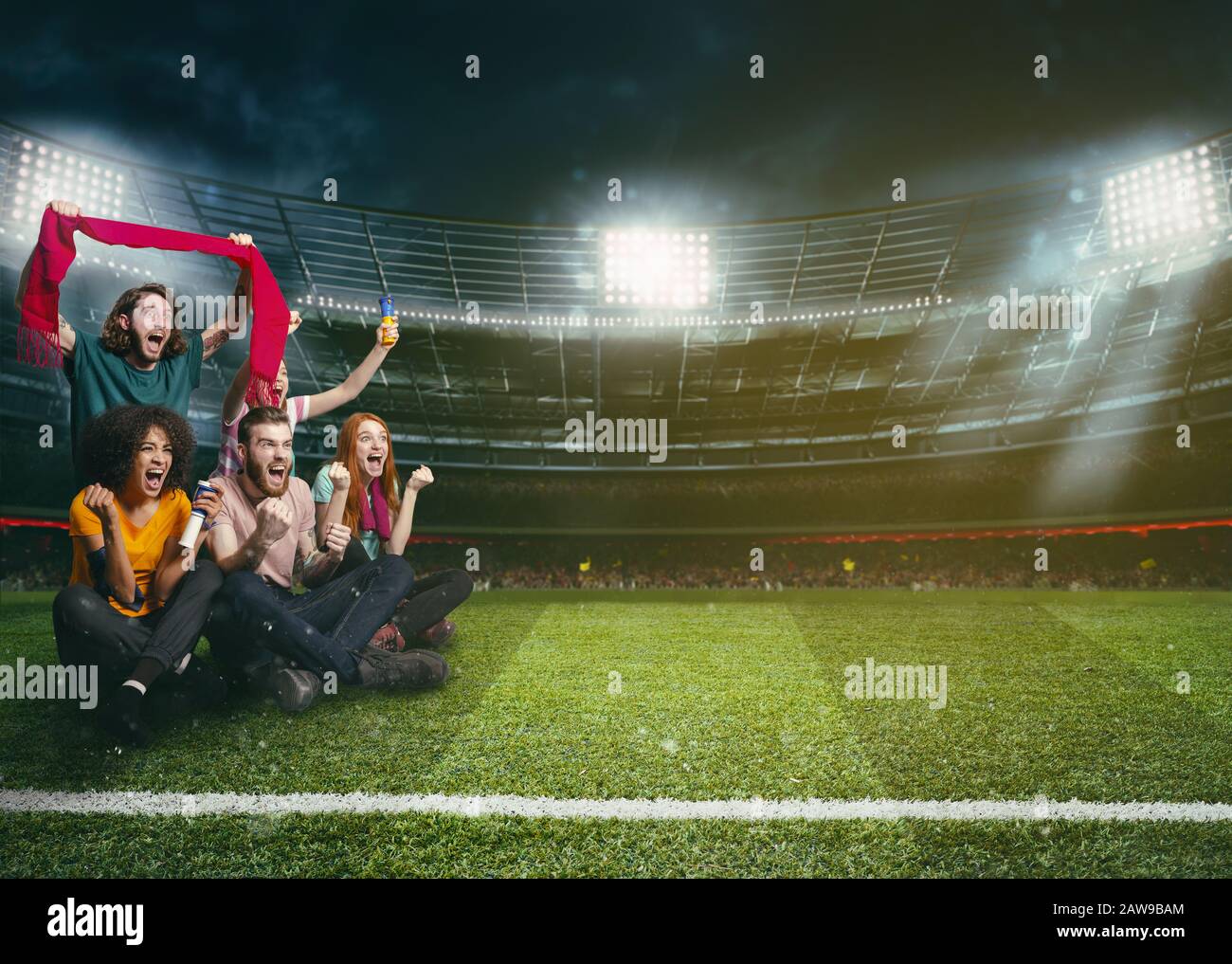 Tifosi di calcio nel bel mezzo dell'azione durante una partita notturna allo stadio Foto Stock