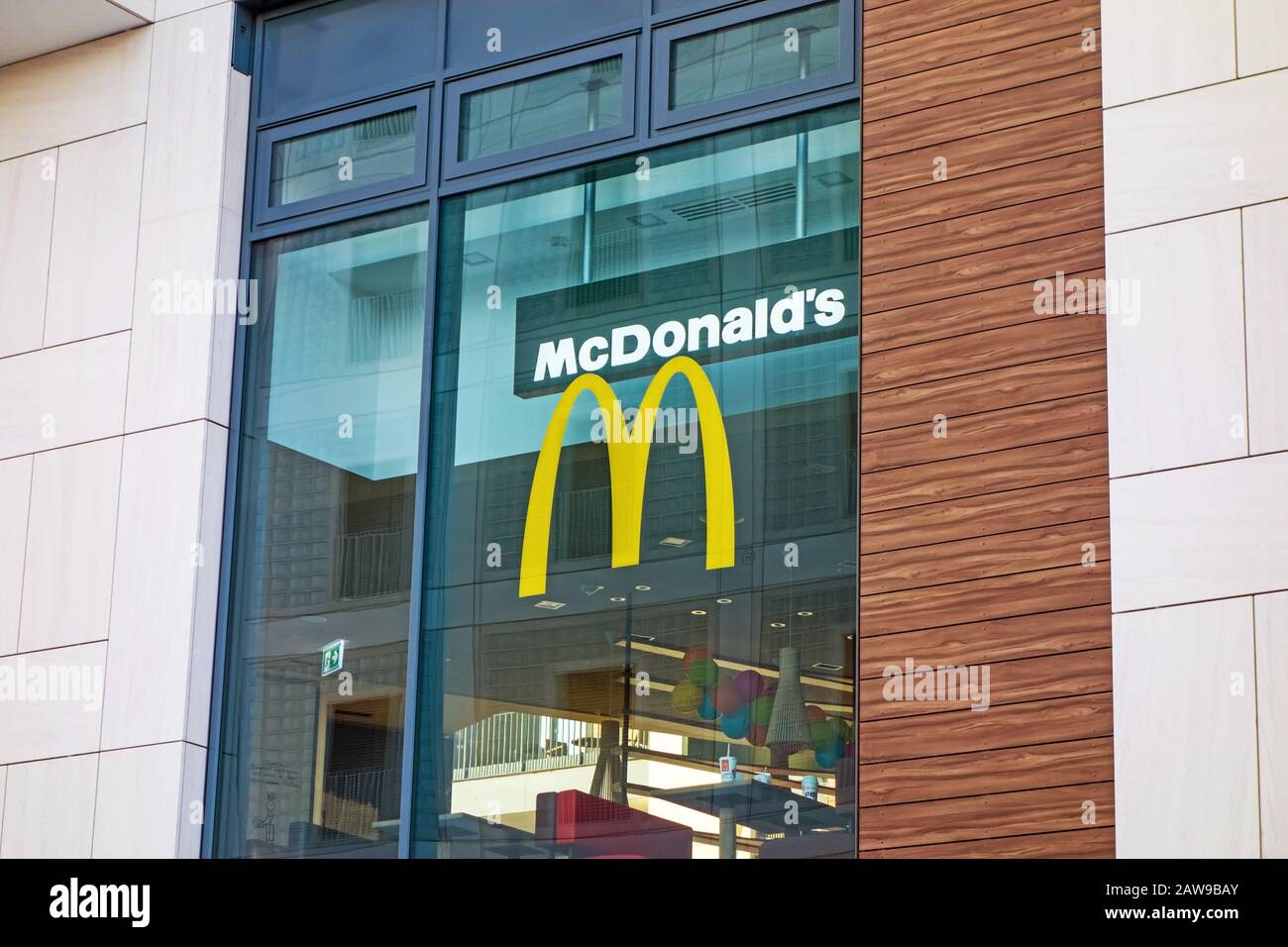 Stoccarda, Germania - 1° novembre 2015: Ristorante fast food McDonald's - finestra con logo e marchio della catena di fast food. La McDonald's Corporation Foto Stock