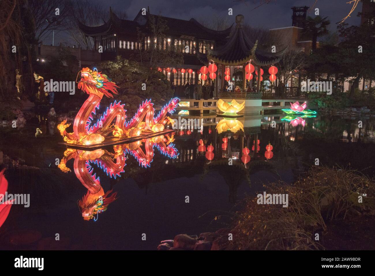 La celebrazione del Capodanno cinese lunare presso Il Lan su Gardens di Portland, Oregon, è piena di luce e dramma. Foto Stock