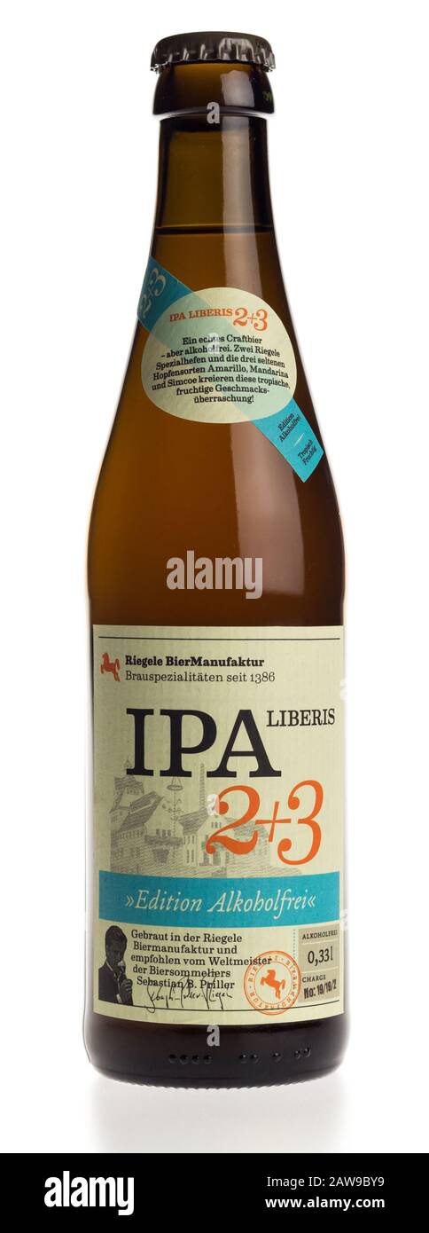 Bottiglia di birra Riegele IPA non alcolica isolata su sfondo bianco Foto Stock