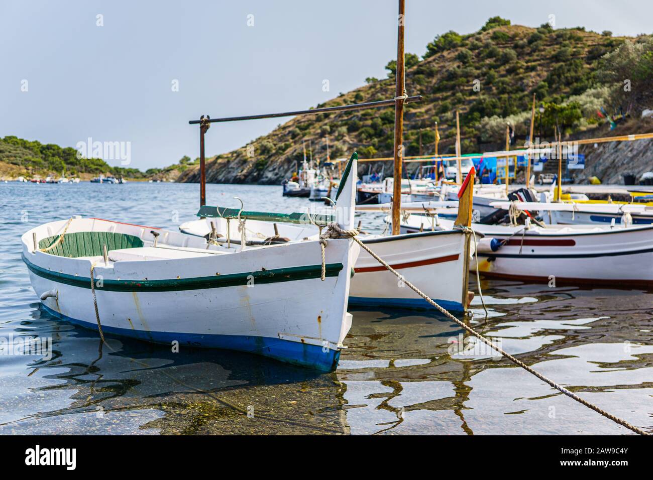 Barche da pesca tradizionali in un piccolo porto mediterraneo, Spagna Foto Stock