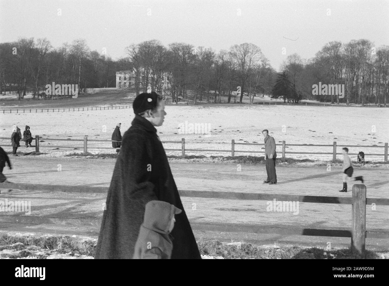 Registrazioni private Data: 1955 Parole Chiave: Fuori tiro, bambini, donne Foto Stock