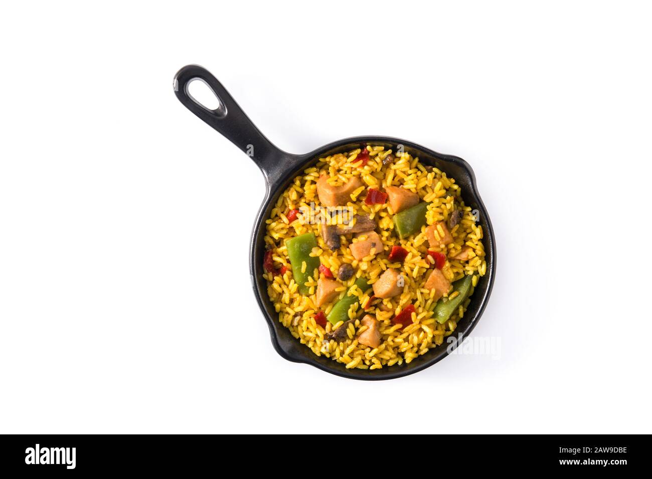 Riso fritto con pollo e verdure in padella isolato su fondo bianco. Vista dall'alto Foto Stock