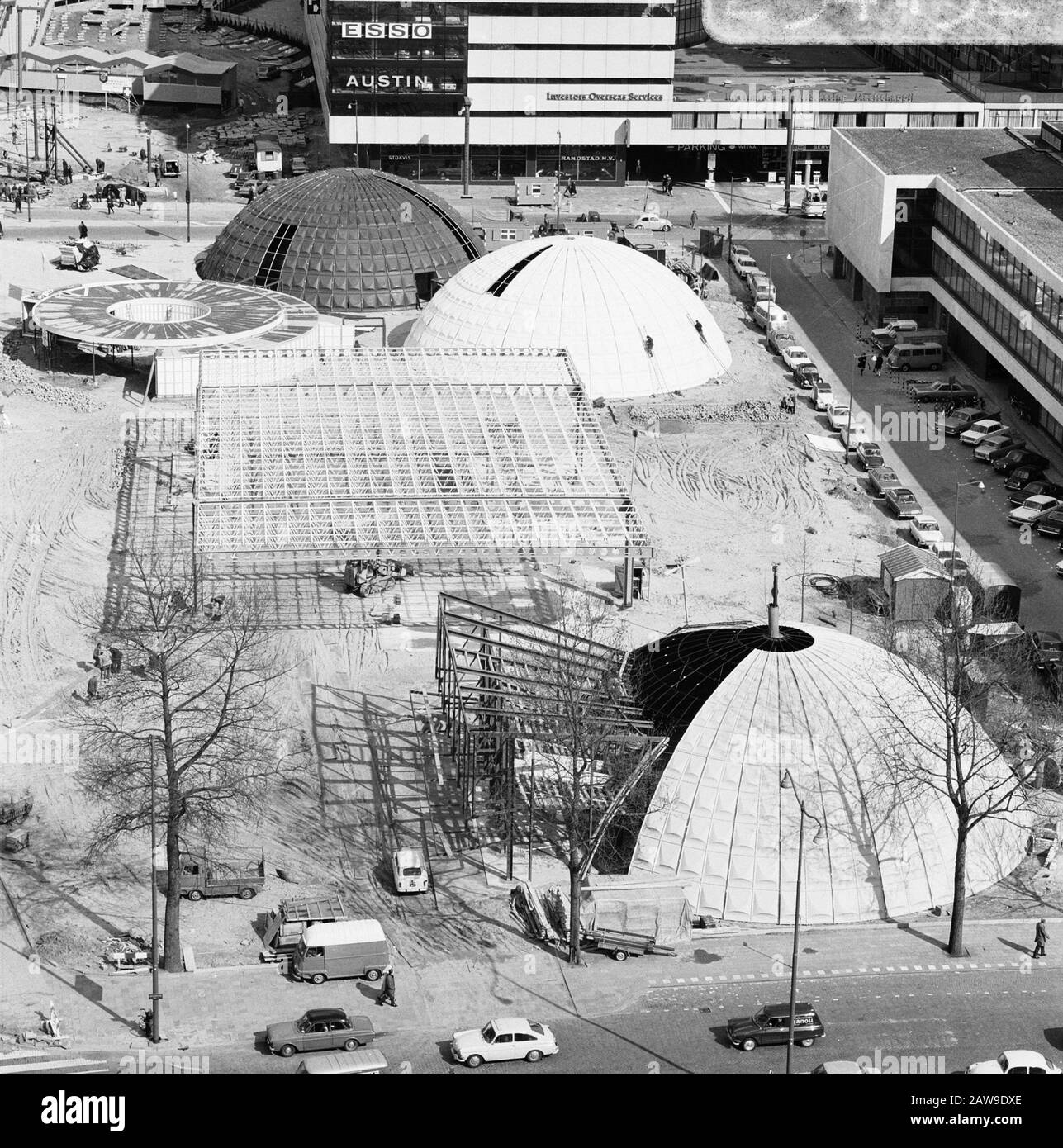 Costruzione della comunicazione 70 (C70) della mostra a Rotterdam. Cupolas e padiglioni sono l'azienda di Weena. Panoramica Data: 7 aprile 1970 Località: Rotterdam, South Holland Parole Chiave: Struttura, grafici, mostre Foto Stock