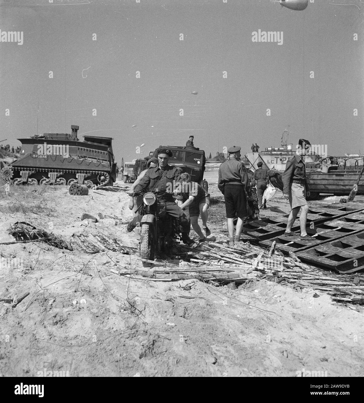 Royal Dutch Princess Irene Brigade. Sbarco in Normandia [un motociclista ottiene una spinta sulla sabbia soffice della spiaggia] Data: Agosto 1944 luogo: Francia, Normandia Parole Chiave: Invasione, esercito, soldati, WWII Istituto Nome: Principessa Irene Brigade Foto Stock