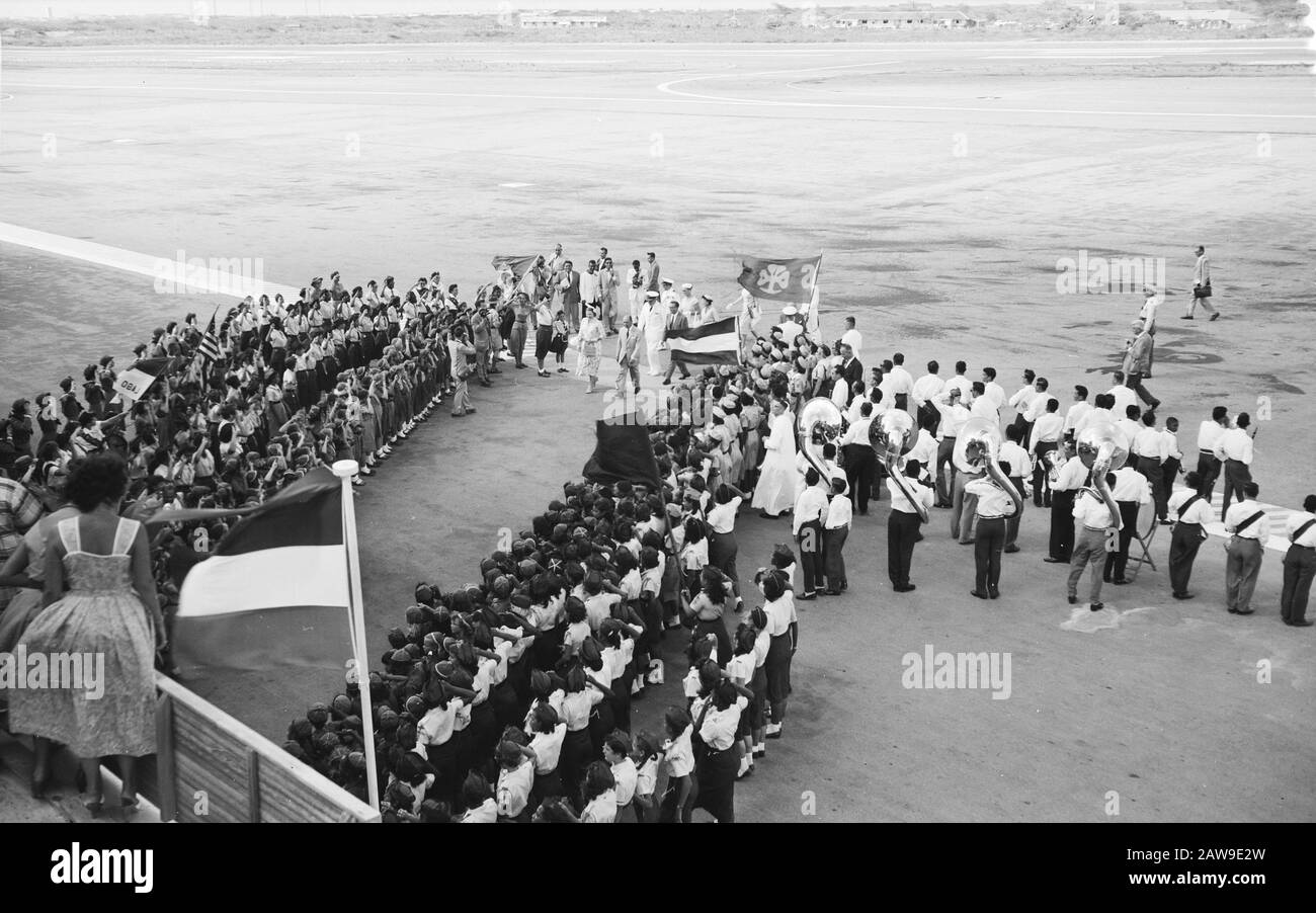 Princess Beatrix lasciò l'aeroporto Data: 11 Febbraio 1958 Località: Aruba Parole Chiave: Boy scout, aeroporti Nome Persona: Beatrix, Princess Foto Stock