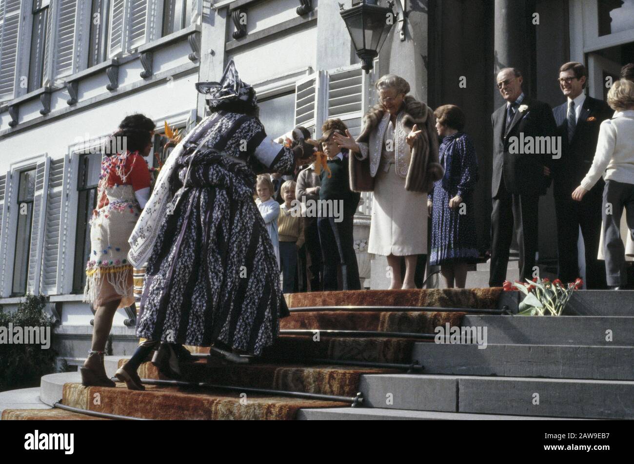 Queen nel 1979, Soestdijk defile; platform, women Surinamese costume Data: 30 aprile 1978 Parole Chiave: Sfilate di moda, REGINA, piattaforme, costumi, donne Foto Stock