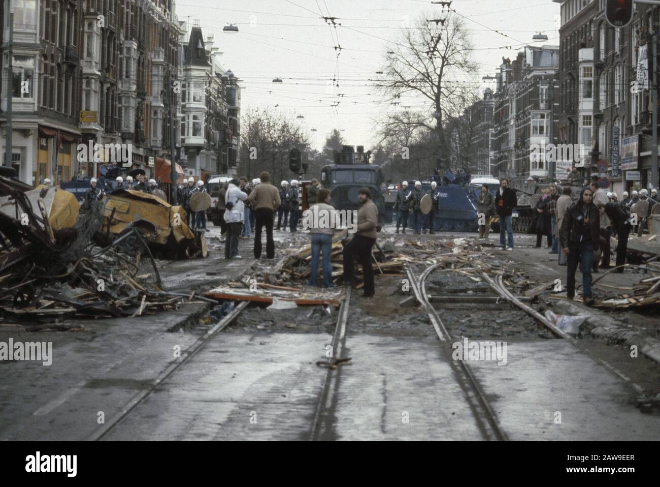 Unità mobile, carri armati e veicoli blindati pulire barricate intorno squat a Vondelbuurt Amsterdam; unità mobile a squat Data: Febbraio 1980 Località: Amsterdam, Noord-Holland Parole Chiave: Unità mobile, SERBATOI, squat Foto Stock