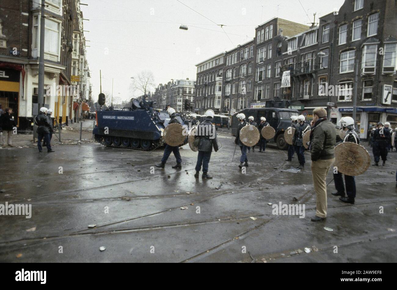 Unità mobile, carri armati e veicoli blindati pulire barricate intorno squat a Vondelbuurt Amsterdam; ME con scudi, ecc. Data: Febbraio 1980 Località: Amsterdam, Noord-Holland Parole Chiave: Unità mobile, SERBATOI, squats Foto Stock
