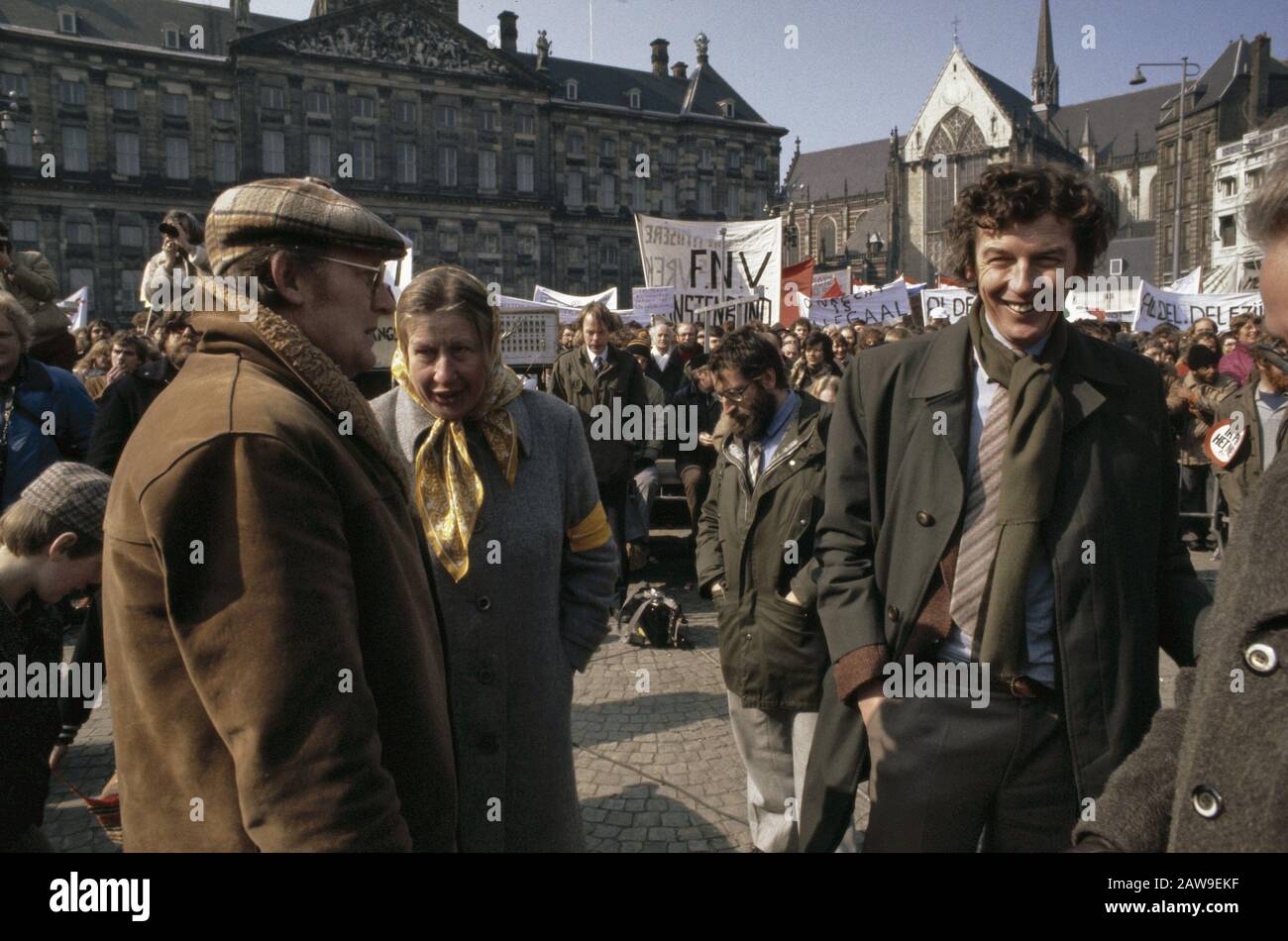 Massive FNV manifestazione Dam Adam contro la chirurgia salariale (circa 60.000); FNV vz Wim Cook su Piazza Dam e manifestanti Data: 20 marzo 1980 Località: Amsterdam, Noord-Holland Parole Chiave: Manifestanti, dimostrazioni Persona Nome: Cook, Wim Foto Stock