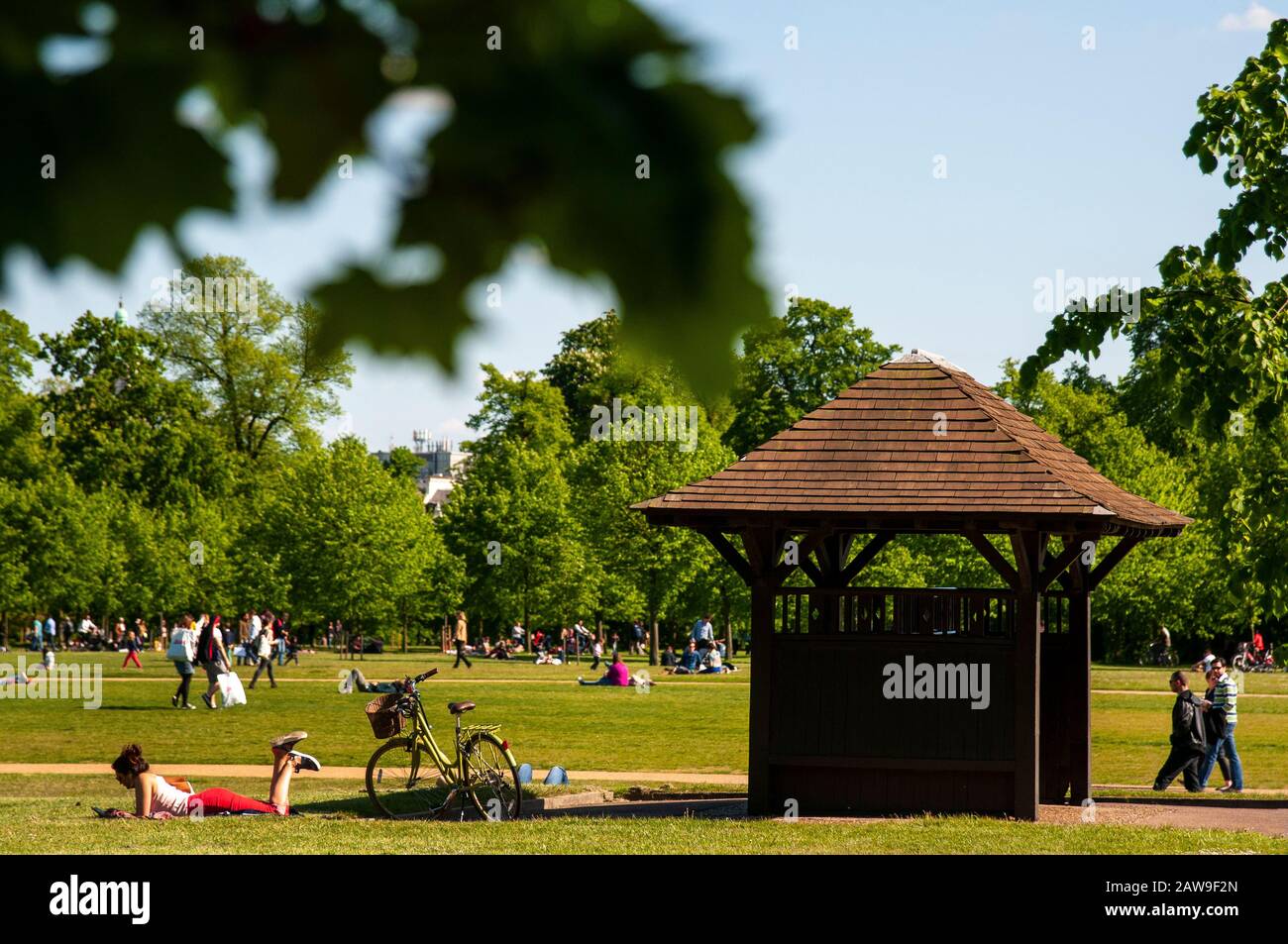 Godetevi una giornata di sole nel parco. Kensington Gardens, Londra. Foto Stock