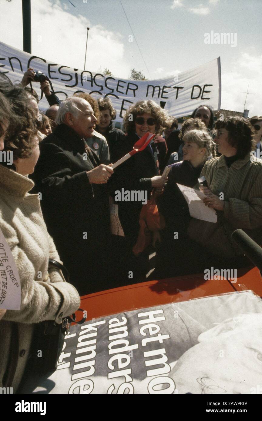 Joop den Uyl e la sua carovana elettorale del partito laburista in tour a Rijnmond; a Roozenburg sono stati alcuni manifestanti Data: 23 aprile 1981 luogo: Rijnmond, Roozenburg Parole Chiave: Campagne, dimostrazioni, leader del partito, partiti, politica, elezioni Persona Nome: Uyl, Joop den Foto Stock