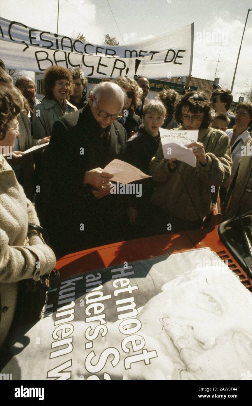Joop den Uyl e la sua carovana elettorale del partito laburista in tour a Rijnmond; in Roozenburg stondev alcuni manifestanti Data: 23 aprile 1981 luogo: Rijnmond, Roozenburg Parole Chiave: Campagne, dimostrazioni, leader del partito, partiti, politica, elezioni Persona Nome: Uyl, Joop den Foto Stock