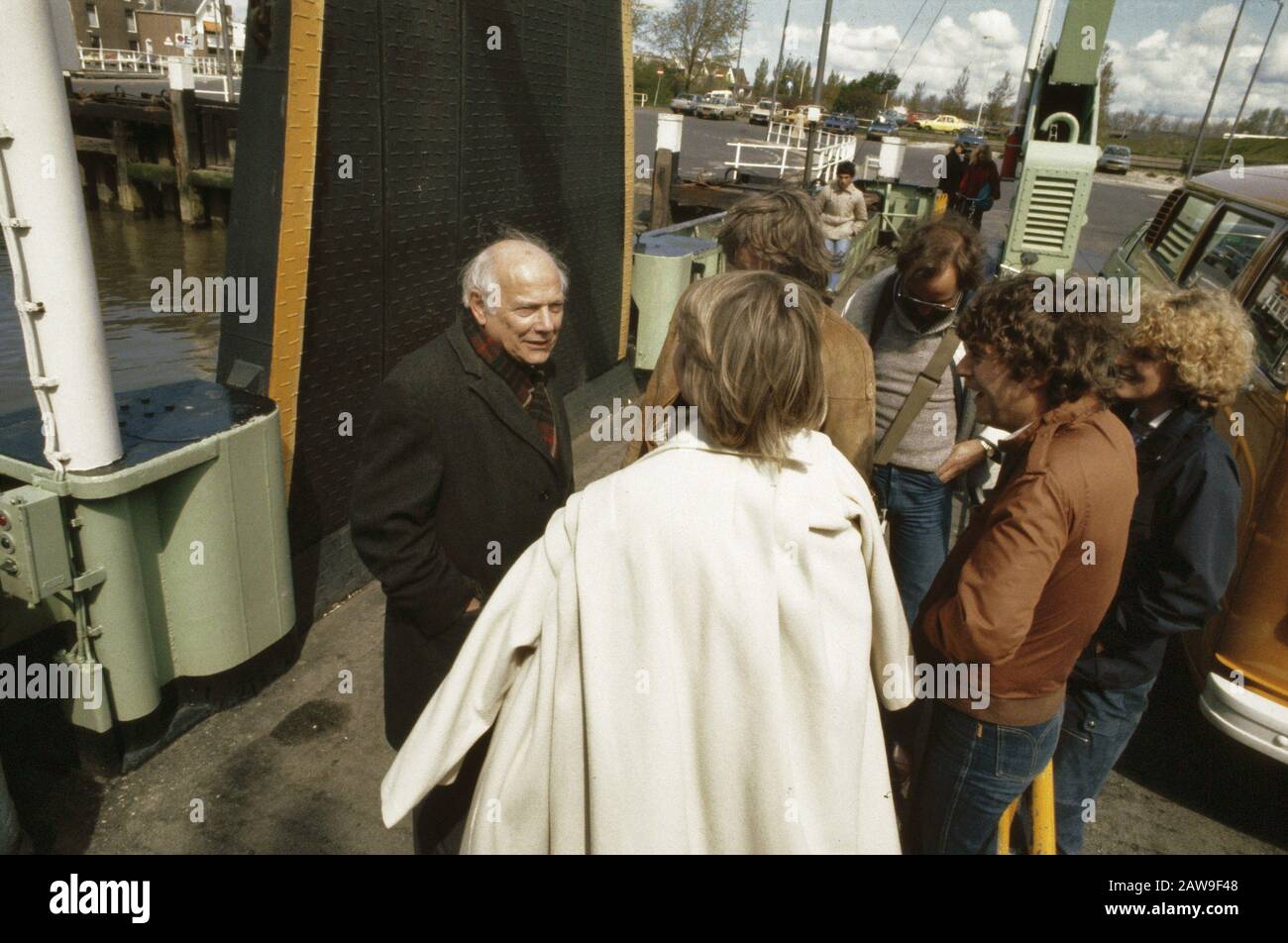 Joop den Uyl e la sua carovana elettorale del partito laburista in tour a Rijnmond; Joop den Uyl a traghetto Maassluis Data: 23 aprile 1981 luogo: Maassluis, Rijnmond Parole Chiave: Campagna, leader del partito, partiti, politica, elezioni Persona Nome: Uyl, Joop den Foto Stock