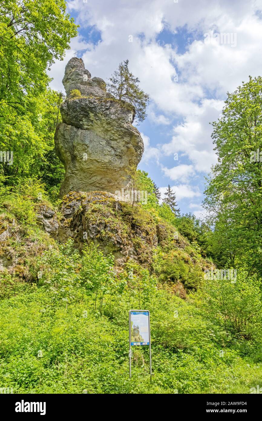 Steinheim, Wental, Germania - 26 maggio 2016: Impressionante roccia "Wentalweible" lungo il sentiero didattico "Wentallehrpfad" sulle Alpi sveve Foto Stock