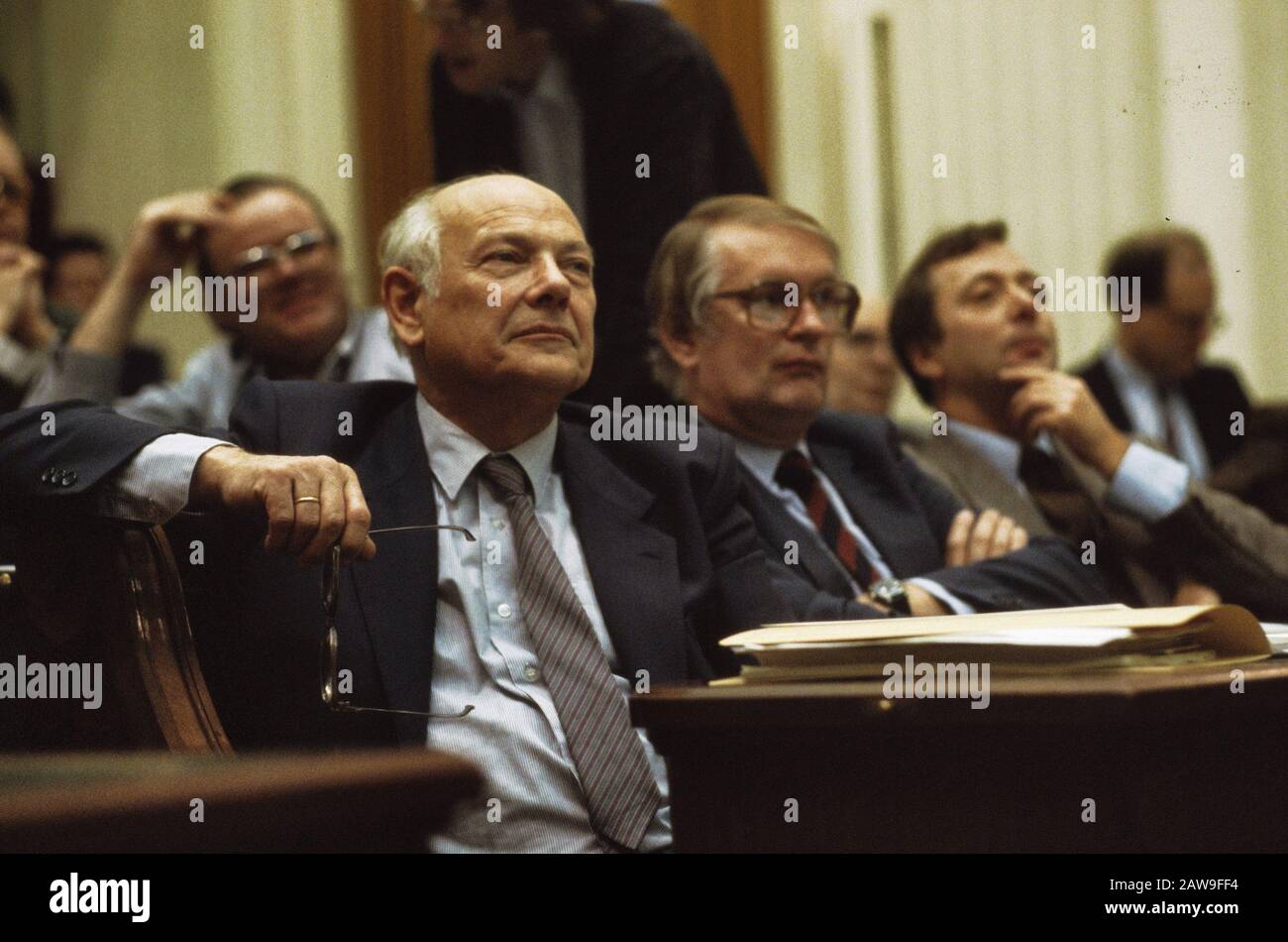 Governo Governo Statement cabinet Lubbers; den Uyl in the Labor Couch accanto a lui Meyer Data: 22 novembre 1982 Parole Chiave: Governo DICHIARAZIONI, armadi Persona Nome: Uyl, Joop den Foto Stock