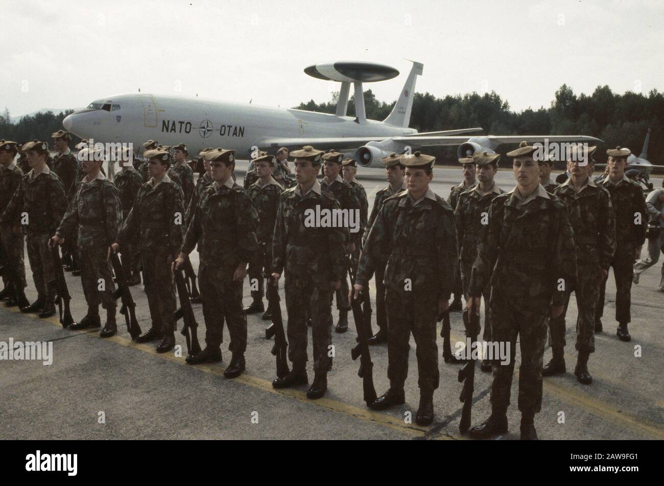 Cerimonia di apertura NATO esercizio Autunno Forge a Ramstein (Germania Ovest); A10ACS combattente in background Data: 2 settembre 1983 luogo: Germania Parole Chiave: Aperture Istituto Nome: Ramstein Air base Foto Stock