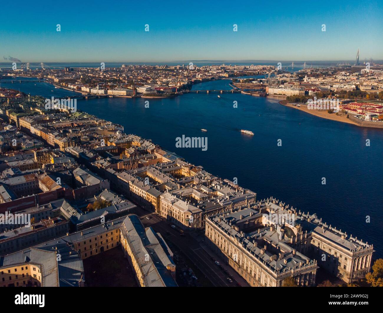 Famosi cantieri di San Pietroburgo, fiume Neva, palazzo, ponte di scambio, isola di lepre, Pietro e Paolo fortezza da uccello-occhio vista drone aereo Foto Stock