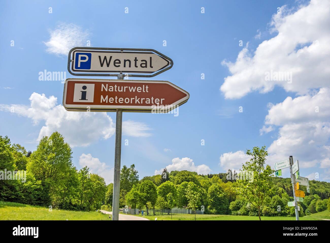 Steinheim, Wental, Germania - 26 maggio 2016: Cartello "Wental" della Valle che mostra il percorso per il centro informazioni "Naturwelt Meteorcrater" e il parcheggio Foto Stock