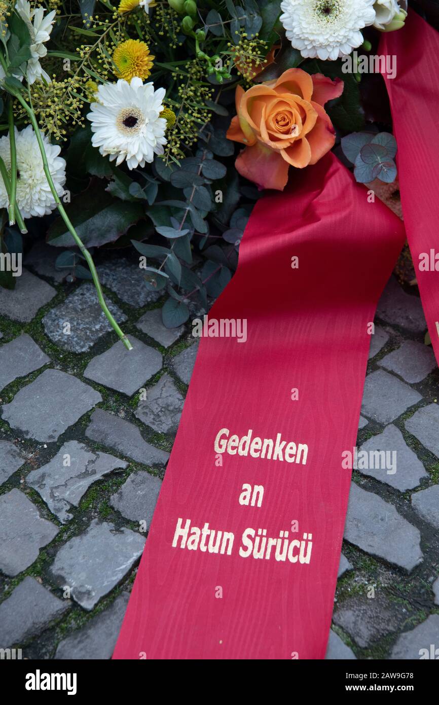Berlino, Germania. 07th Feb, 2020. Fiori e nastri di corona si trovano al memoriale per Hatun Sürücü nel quartiere di Neukölln. La donna tedesco-turca è stata sparata morta da uno dei suoi fratelli a Berlino nel 2005. Sürücü è stato ucciso perché il suo stile di vita occidentale era presumibilmente pregiudizievole per l'onore della famiglia. Credito: Paul Zinken/Dpa/Alamy Live News Foto Stock