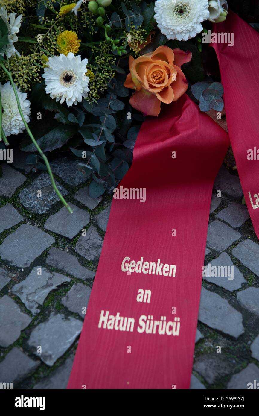 Berlino, Germania. 07th Feb, 2020. Fiori e nastri di corona si trovano al memoriale per Hatun Sürücü nel quartiere di Neukölln. La donna tedesco-turca è stata sparata morta da uno dei suoi fratelli a Berlino nel 2005. Sürücü è stato ucciso perché il suo stile di vita occidentale era presumibilmente pregiudizievole per l'onore della famiglia. Credito: Paul Zinken/Dpa/Alamy Live News Foto Stock