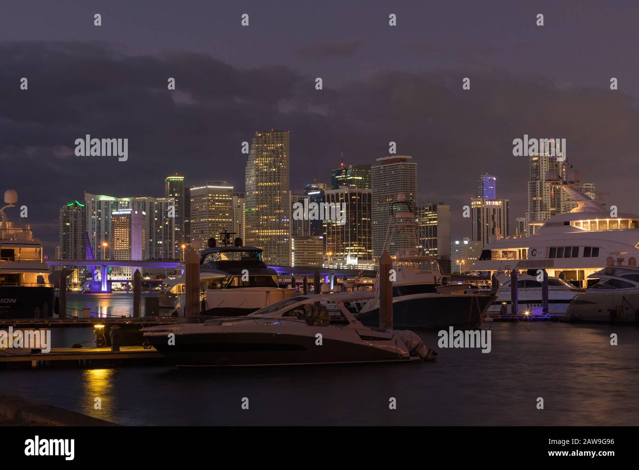 Skyline di Miami e porticciolo all'alba visto dal MacArthur Causeway Foto Stock