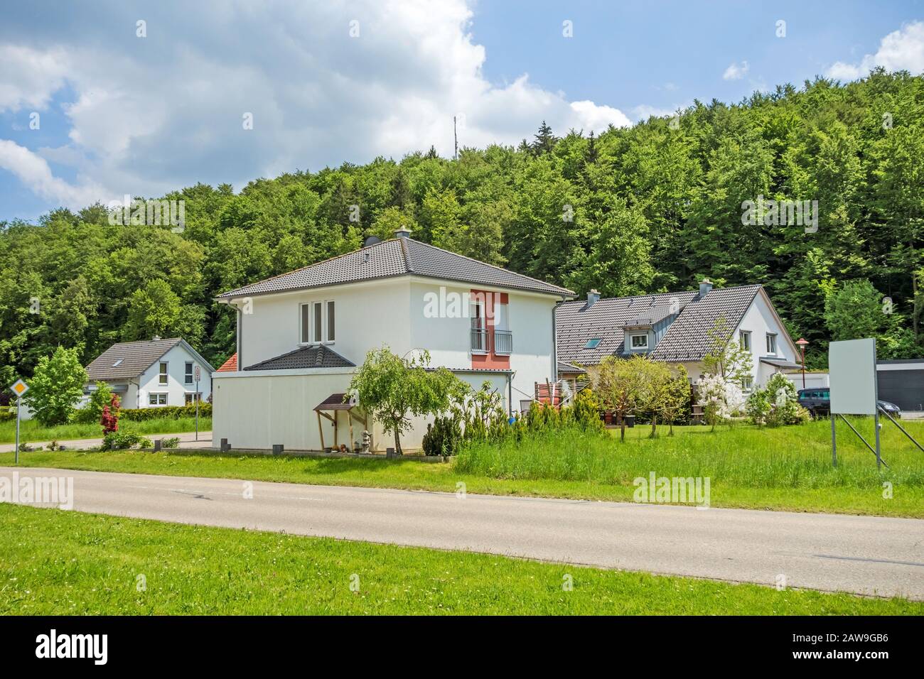 Custom built casa vista dalla strada, quartiere residenziale, Germania Steinheim am Albuch, Germania - 26 maggio 2016: Casa residenziale con giardino Foto Stock