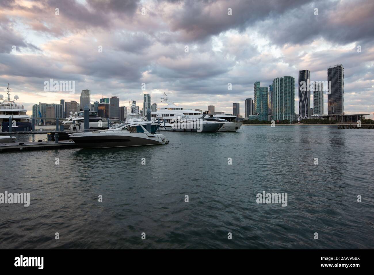Skyline di Miami all'alba visto dal MacArthur Causeway Foto Stock