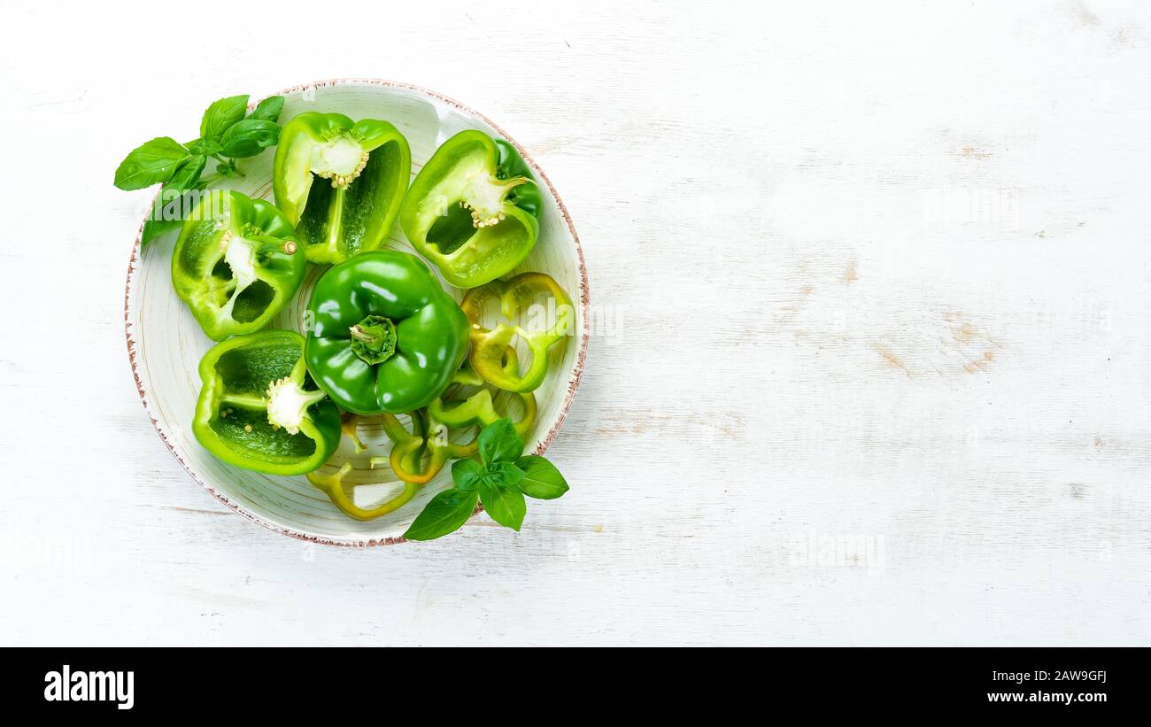 Peperone verde dolce. Verdure fresche. Vista dall'alto. Spazio libero per il testo. Foto Stock