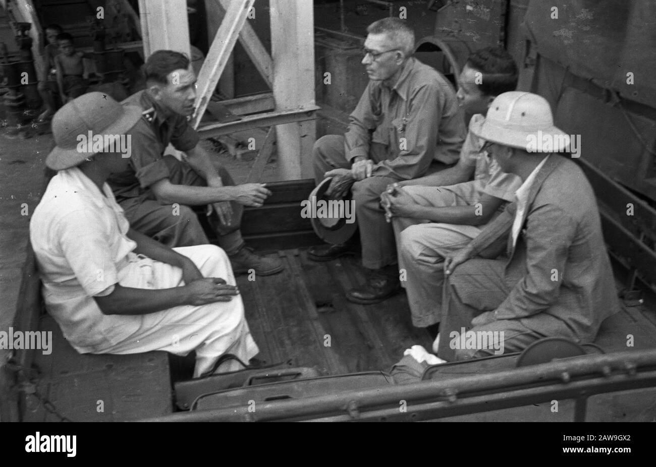 Beach Master Speed ​​after l'occupazione di quel luogo Dopo la liberazione di RPM (a sud di Malang). Discutere alcuni membri della Croce Rossa e il Dipartimento di salute sul retro di un veicolo militare, il medico della procedura ha legato parte, Lo stato e che può essere data fatto per la gente in primo luogo: 20 dicembre 1948 Ubicazione: Indonesia , Java, Indie orientali olandesi, Speed ​​ Foto Stock