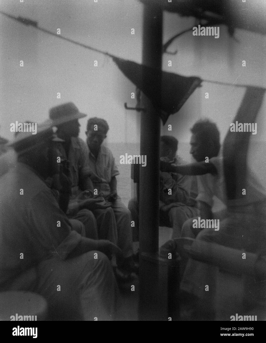 [Soldati e indonesiani a bordo di una nave] Data: 01/01/1947 luogo: Indonesia Indie orientali olandesi Foto Stock