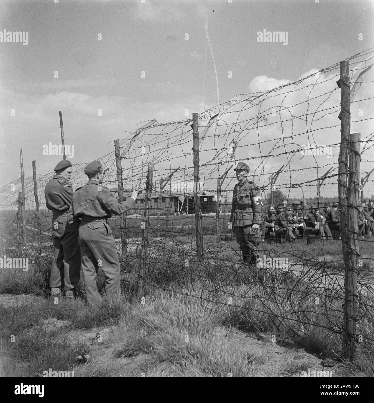 Capitolazione: Harskamp [campo in cui le guardie nazionali e SS sono internati] Soldati al filo spinato Annotazione: In questo campo erano circa 4.000 prigionieri olandesi SS alloggiati (tra cui Army, Landstorm , Viking, Germania, Holl Grüne Polizei ecc.) le loro prove attese. Data: Giugno 1945 luogo: Gelderland, Harskamp Parole Chiave: Campi di internamento, prigioniero di guerra, soldati Foto Stock