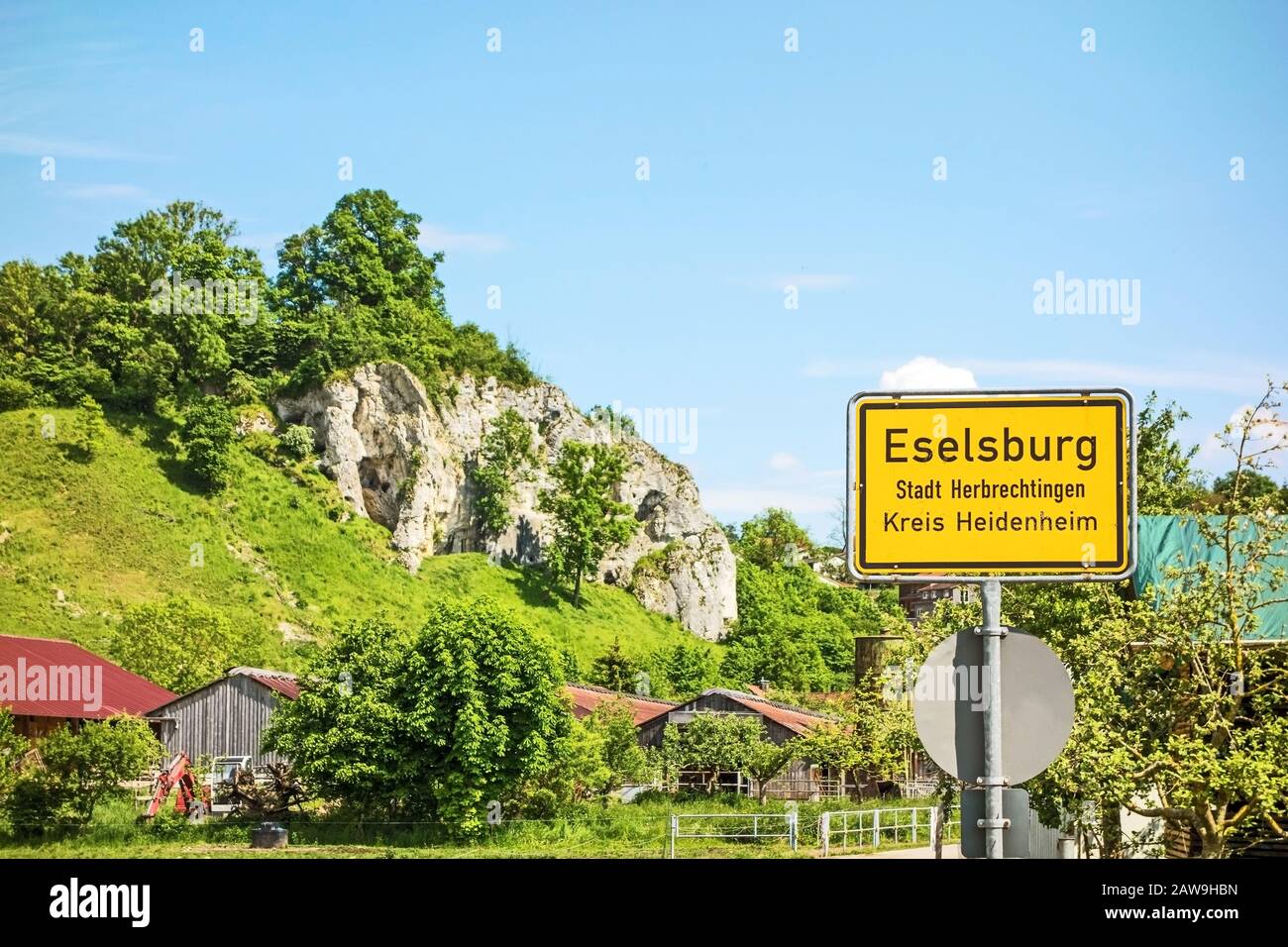 Eselsburg - town segno - con rocce del famoso Eselburger Tal valle in background Foto Stock