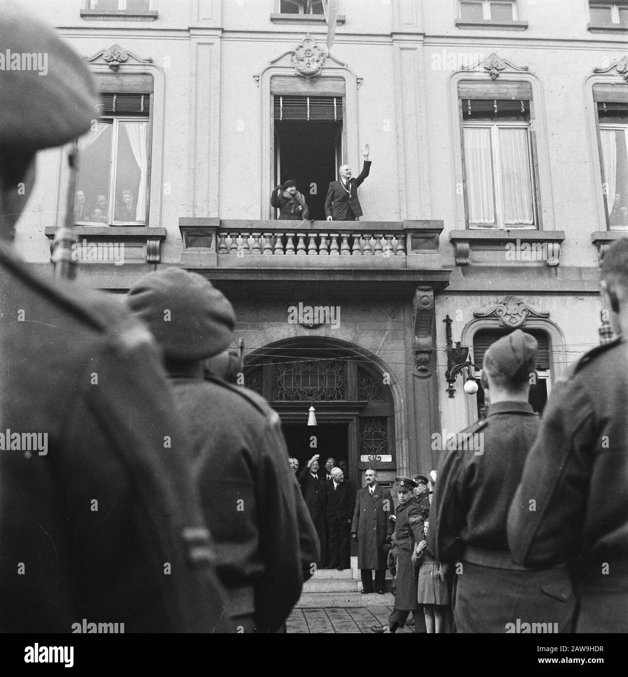 Tour della Regina Wilhelmina dei Paesi Bassi del Sud liberati (Zelanda, Brabante e Limburgo) la regina Wilhelmina e un sindaco che ondeggia alla folla da un balcone del municipio Data: Marzo 1945 Parole Chiave : liberazione, sindaci, visite reali, seconda guerra mondiale Nome Persona: Wilhelmina (regina Olanda) Foto Stock