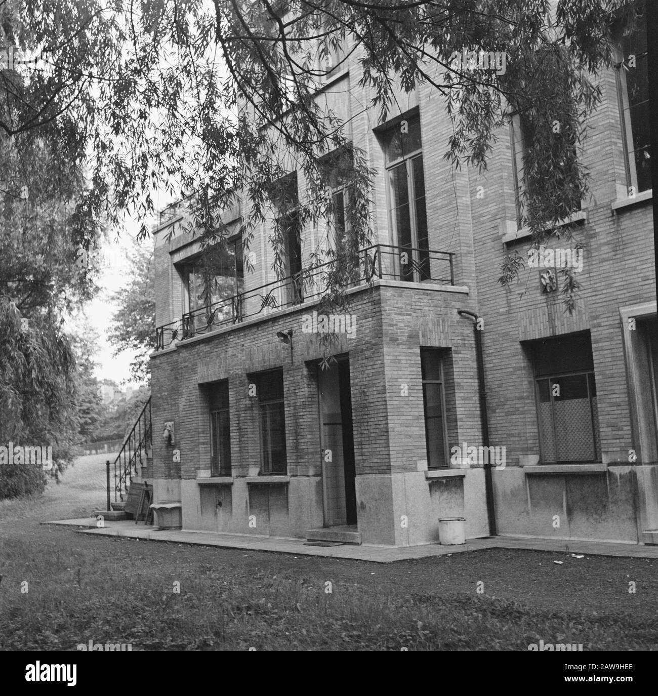 Rimpatrio: Bruxelles Con la collaborazione del Servizio Di Rimpatrio belga, Il Rimpatrio olandese dai campi di concentramento tedeschi può organizzare una casa di cura situata nei bellissimi dintorni di Laeken, nei pressi di Bruxelles. Giovedì 14th giugno 1945, la casa di riposo è stata inaugurata dall'ambasciatore olandese in Belgio. Il Ministro belga Del Rimpatrio, Paul van Zeeland, era presente. La parte posteriore della professione di infermiera moderna Data: 14 giugno 1945 luogo: Belgio, parole Chiavi di Laken: Edifici, case convalescenti, sanatoriums, seconda guerra mondiale Foto Stock