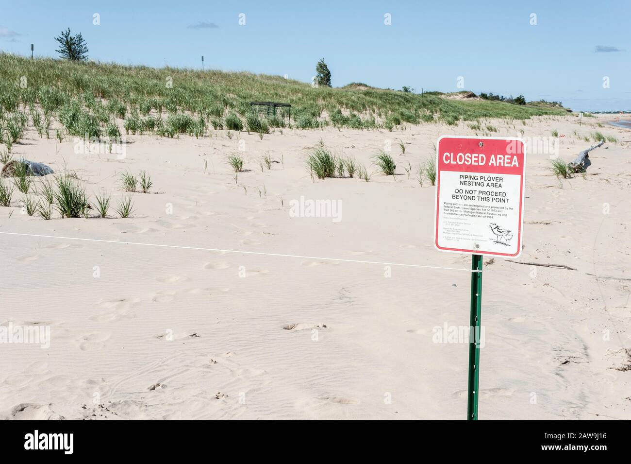 Piping cartello di chiusura sulla spiaggia di sabbia nella zona di Nordhouse Dunes Wilderness sulle rive del lago Michigan in Michigan, Stati Uniti. Foto Stock