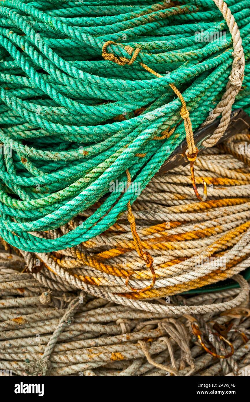 Corda arrotolato e stivata e linea di nylon ritorto, utilizzata per la pesca commerciale a palangari, sulla via Katlian di Sitka, Alaska, Stati Uniti. Pesca con palangari, o Foto Stock