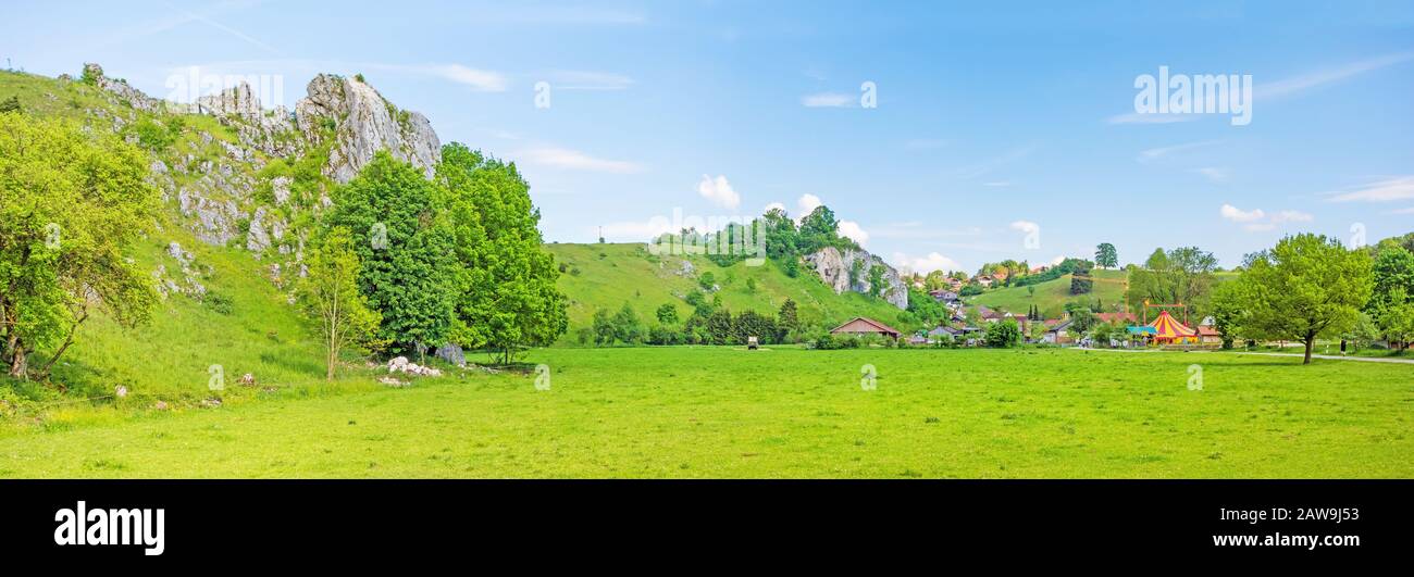 Panorama rurale - fattoria e fiera in città Eselsburg - le rocce impressionanti della valle Eselsburger tal vicino al fiume Brenz in primo piano - gioiello della swabia Foto Stock