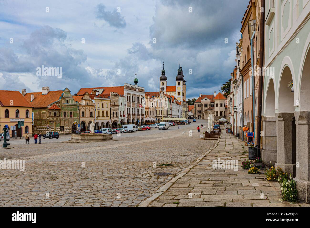 Telc / Repubblica Ceca - 27 settembre 2019: Vista del centro storico della città, patrimonio mondiale dell'UNESCO, con portici case e strada acciottolata. Foto Stock